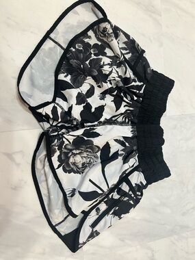 Lululemon shorts size 4 Black & White Floral